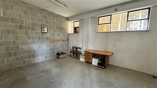 P  R  E  Z  Z  O     R  I  B  A  S  S  A  T  O  -  Locale Deposito con Spazio Esterno Privato
